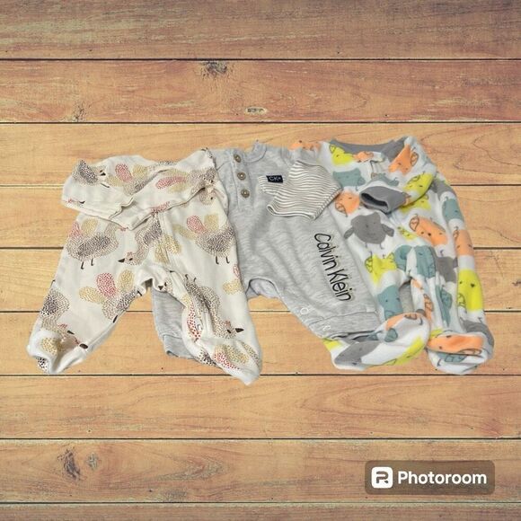 Bundle of 3 Footed Sleepers  Calvin Klein, Carter’s And Simple Joys  Size 0-3 m - Picture 1 of 9
